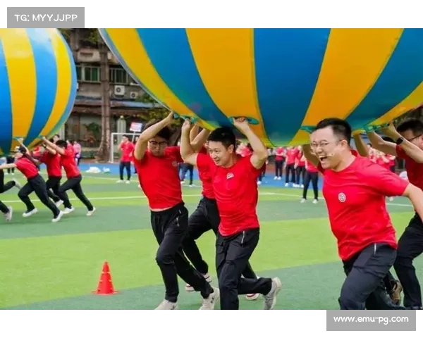 赛前训练趣味十足，球员互动展现团队默契